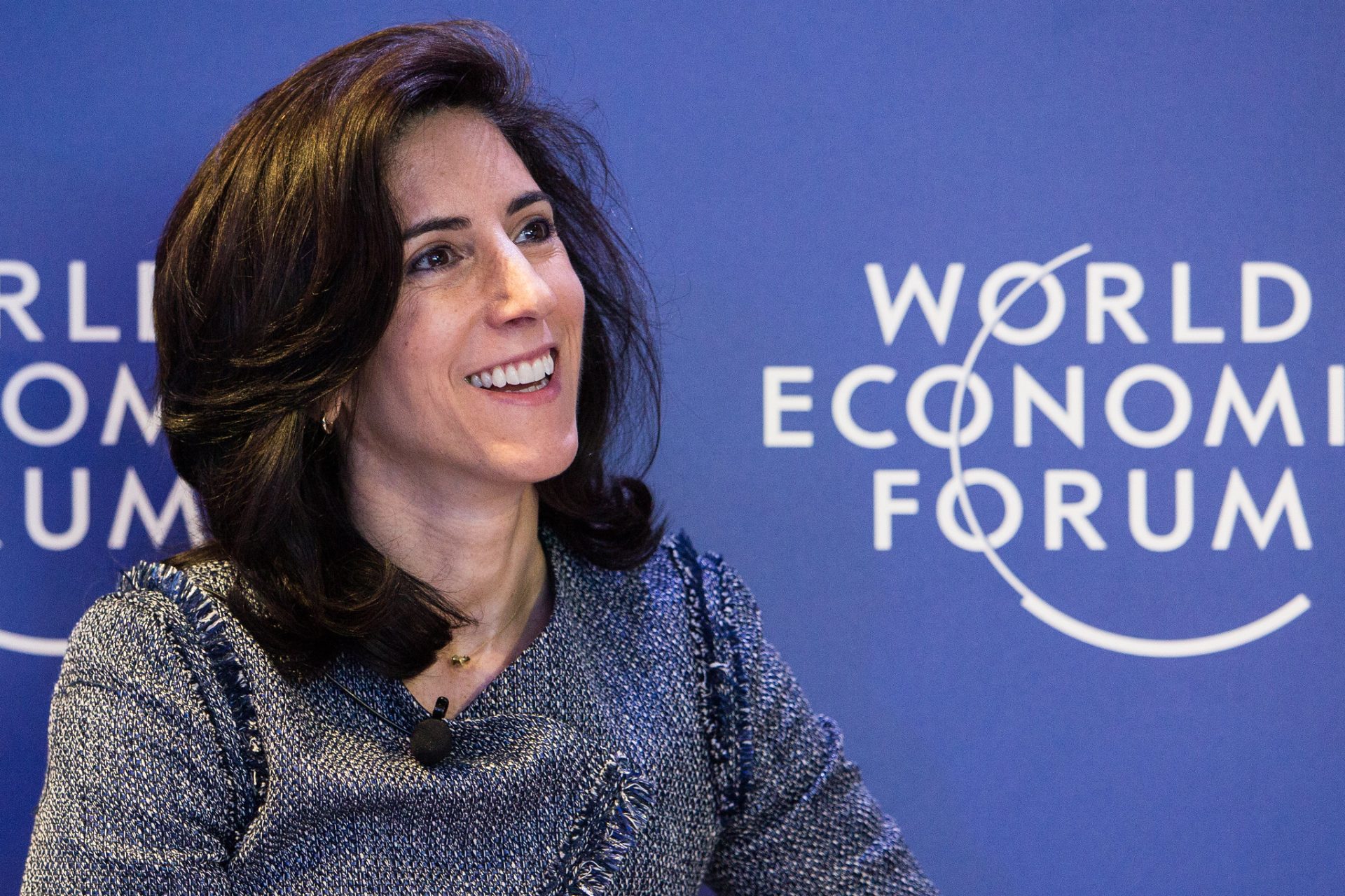 Rana Foroohar deltog länge som journalist på World Economic Forum, men ville inte åka på sista årets arrangemang och har varit kritisk till forumets status länge. I en podd från förra året säger hon att forumet varit en av de institutioner som drivit på den nyliberala politiken som hon själv är mycket kritisk till. Foto av World Economic Forum används enligt öppen licens CC BY-NC-SA 2.0.